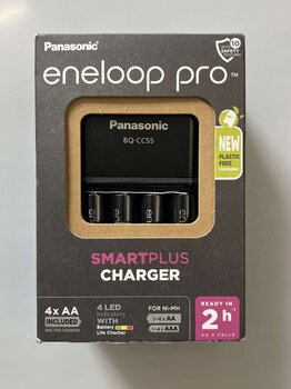 OUTLET Ładowarka akumulatorków Ni-MH Panasonic Eneloop BQ-CC55 + 4 x R6/AA Eneloop PRO 2500mAh BK-3HCDE EKO