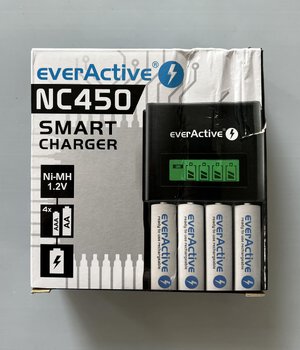 OUTLET Ładowarka akumulatorków Ni-MH R6/AA, R03/AAA everActive NC-450 Black Edition
